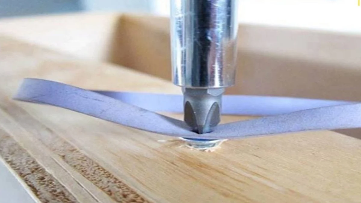 Primo metodo: un elastico o un pezzetto di pelle